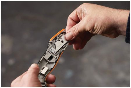 Нож Fiskars с выдвижным лезвием CarbonMax 1027223 Нож Fiskars с выдвижным лезвием CarbonMax 1027223
