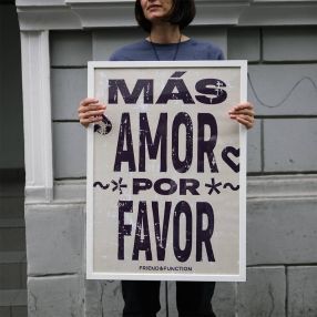 Плакат Friend Function Mas Amor монохромный 1000₽