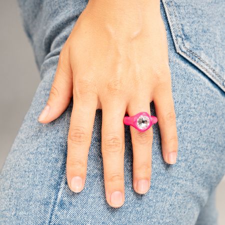 de.formee Ярко-розовое кольцо из полимерной глины с крупным прозрачным стразом