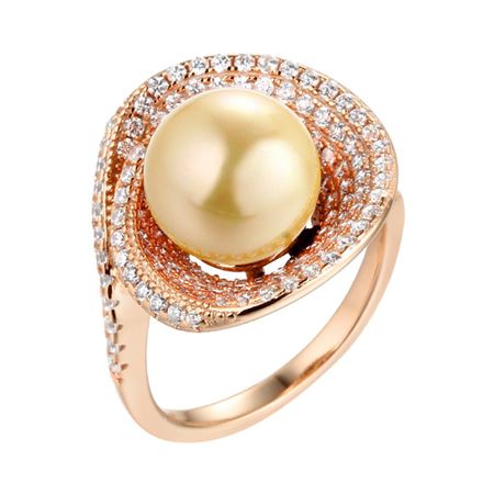 Серебряное кольцо с жемчугом и фианитами 2990₽