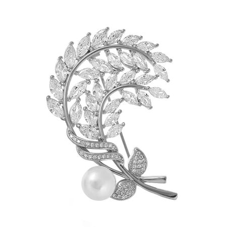 Брошь из серебра с жемчугом и фианитами 4690₽