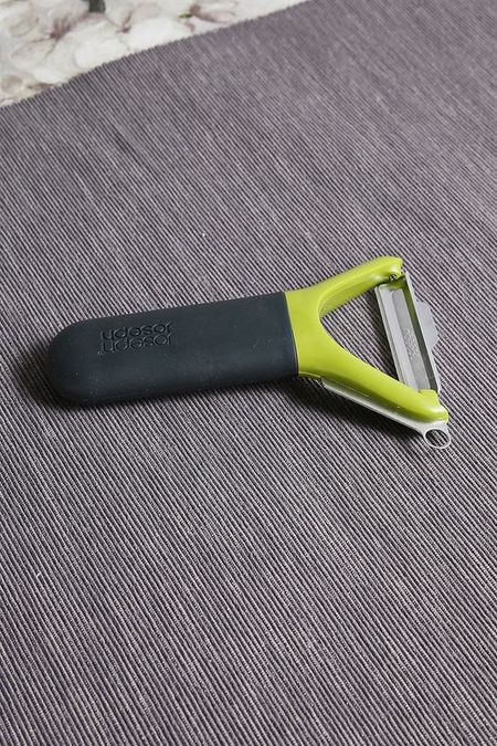 Овощечистка с горизонтальным гладким краем Joseph Joseph 1492₽