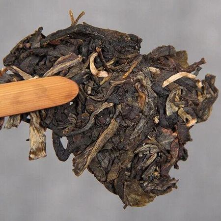 Выдержанный сырой чай Yunnan Nannuoshan Arbor Qizi круглый чайный торт 357г