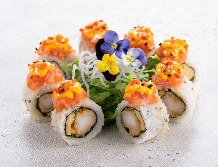 Ролл с опаленным лососем и сырным соусом (8 шт)