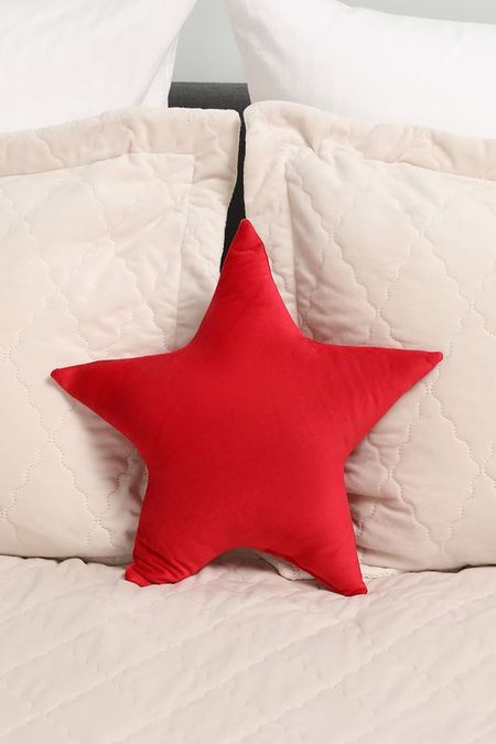 Подушка декоративная Звезда COINCASA 3290₽