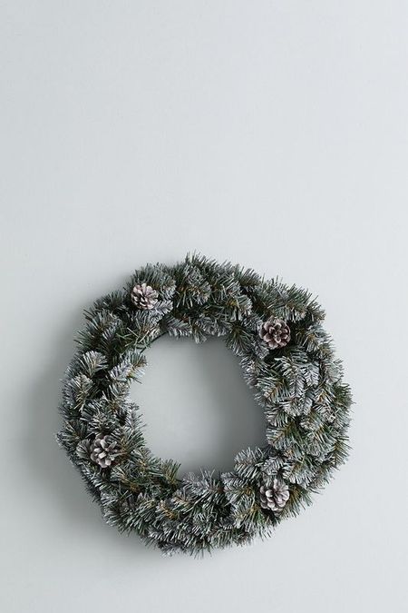Венок с шишками заснеженный Императрица Triumph Tree 2290₽
