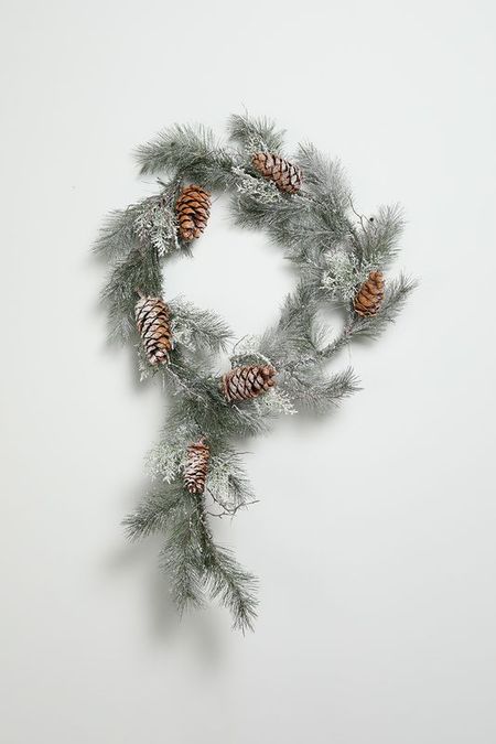 Гирлянда сосновая заснеженная с шишками Holiday Classics