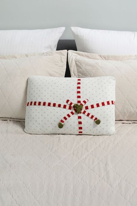 Подушка декоративная с принтом Gift White COINCASA 4990₽