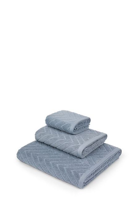 Хлопковое махровое полотенце с жаккардовым узором Zig Zag Sky COINCASA 690₽