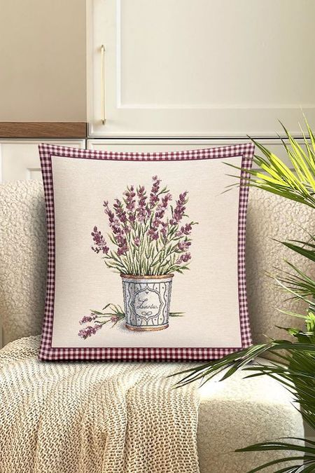 Декоративная подушка с принтом лаванда Le Gobelin 750₽