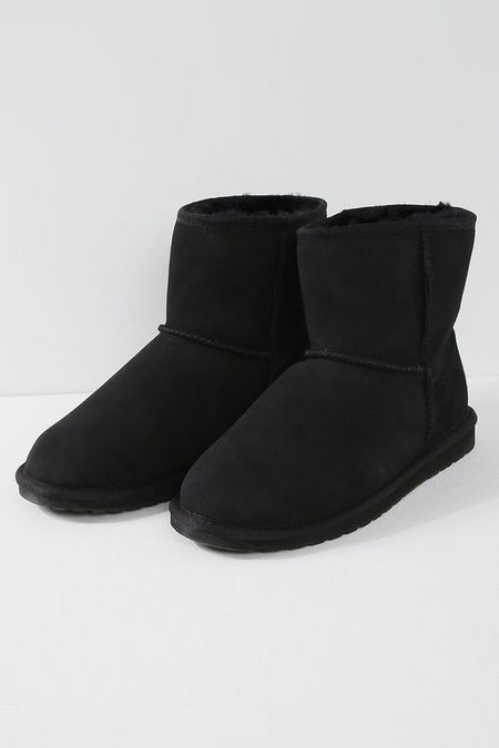 Замшевые полусапоги черного цвета EMU 22990₽