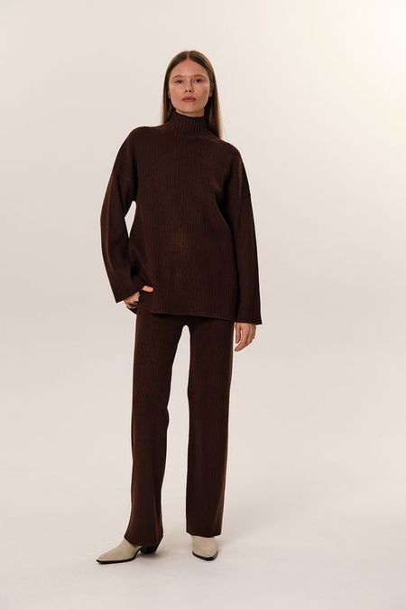 Костюм трикотажный из свитера и брюк LAROOM