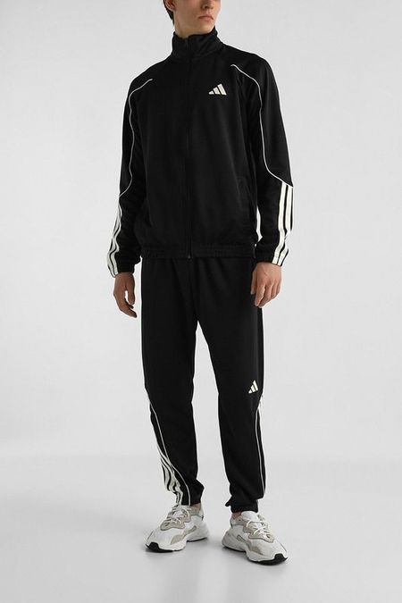 Спортивный костюм с фирменной отделкой Adidas 7490₽