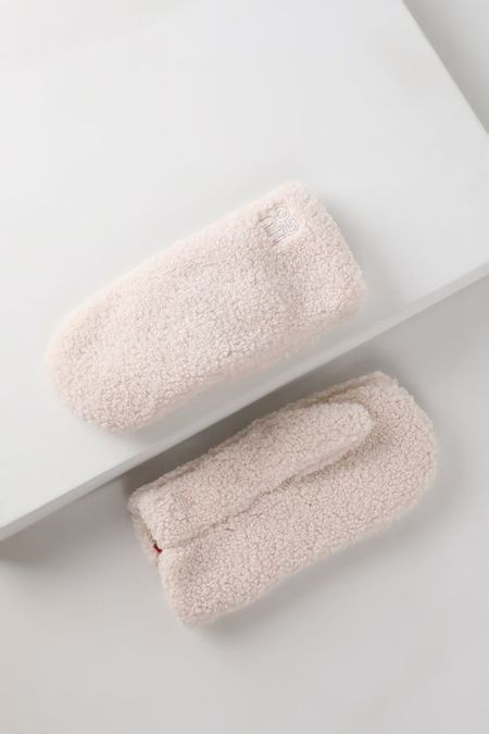 Варежки HUGO 8990₽