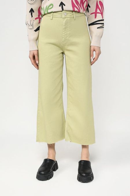 Джинсы однотонные с необработанными краями укороченные COLORPLAY 1792₽