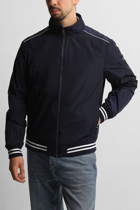 Ветровка с воротником стойкой Guess 12592₽