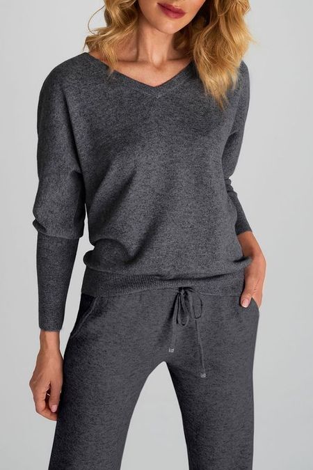 Пуловер с V-образным вырезом из кашемира MARC ANDRE 11242₽