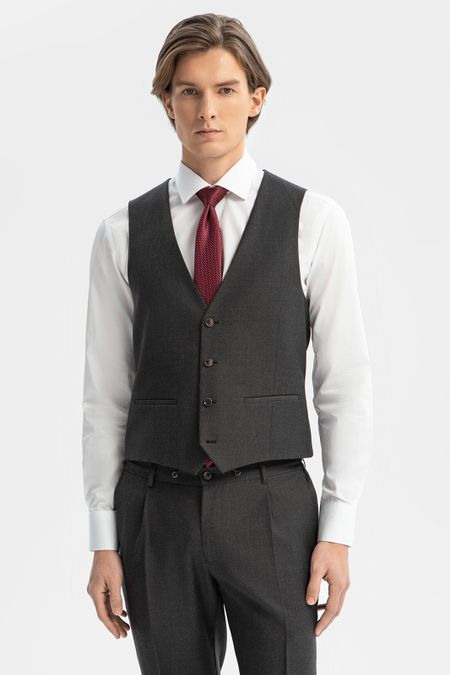 Жилет из шерсти устойчивой к сминанию 12990₽