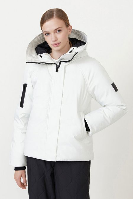 Короткий пуховик с капюшоном
